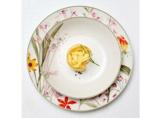 Frühlingserwachen: So begrüßen Sie die Saison mit floralem Geschirr und blumiger Tischdeko